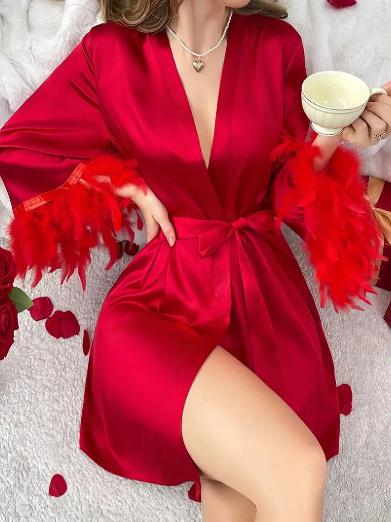 🔥 روب ساتان أحمر فاخر مع لمسات ريش ناعمة – تألقي بأناقة وإثارة لا تقاوم ❤️