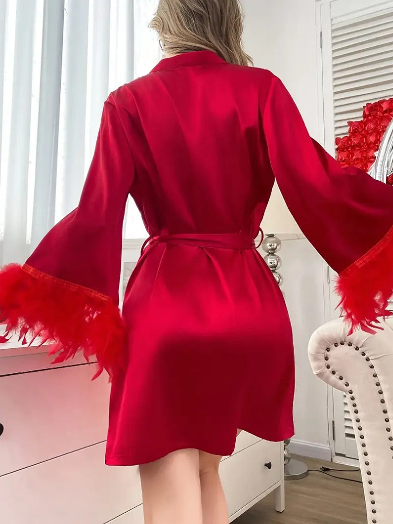 🔥 روب ساتان أحمر فاخر مع لمسات ريش ناعمة – تألقي بأناقة وإثارة لا تقاوم ❤️