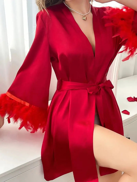 🔥 روب ساتان أحمر فاخر مع لمسات ريش ناعمة – تألقي بأناقة وإثارة لا تقاوم ❤️